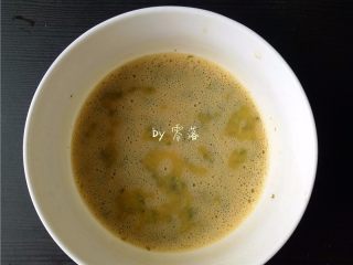 7、香椿厚蛋烧,将香椿末放入蛋液里，搅拌均匀；