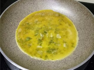 8、香椿厚蛋烧,不粘锅不倒油，倒入薄薄一层蛋液；蛋液不用太多，铺满锅底即可；