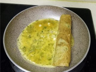 11、香椿厚蛋烧,像第9步一样，将蛋饼卷起，然后继续倒入薄薄的蛋液；