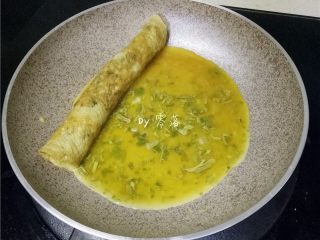 10、香椿厚蛋烧,蛋饼不要盛出，在锅子空白处，继续倒入薄薄一层蛋液；