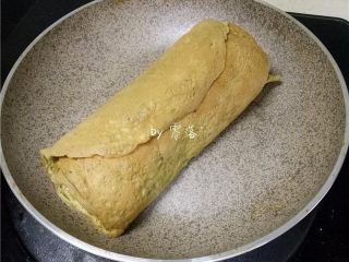 12、香椿厚蛋烧,继续将蛋饼卷起，直至蛋液用完；