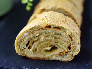 13、香椿厚蛋烧,将【香椿厚蛋烧】切断，即可食用。