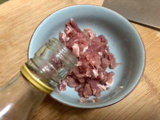 1、爆炒绿豆芽,腌制：一茶匙料酒