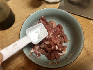 2、爆炒绿豆芽,白糖少许