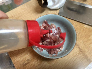 3、爆炒绿豆芽,半茶匙蚝油