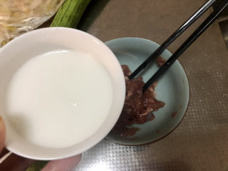 4、爆炒绿豆芽,一汤匙水淀粉