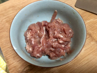 5、爆炒绿豆芽,抓拌均匀腌制10分钟