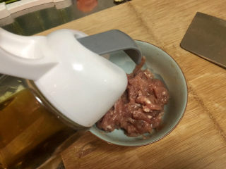 6、爆炒绿豆芽,最后加少许食用油抓匀，锁住水分