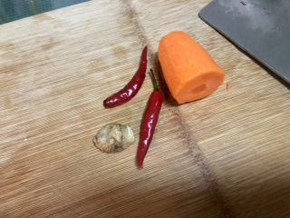 7、爆炒绿豆芽,小米辣姜清洗，胡萝卜削皮备用