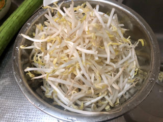 8、爆炒绿豆芽,绿豆芽淘洗控水备用