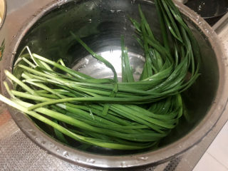 9、爆炒绿豆芽,韭菜择好洗净