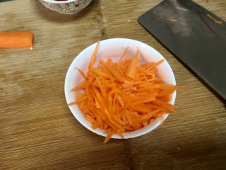 11、爆炒绿豆芽,胡萝卜切细丝