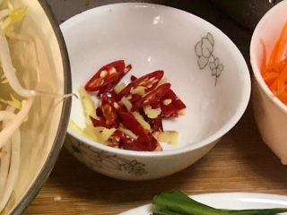 10、爆炒绿豆芽,姜切姜丝，小米辣切圈