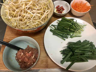 13、爆炒绿豆芽,全部食材准备好