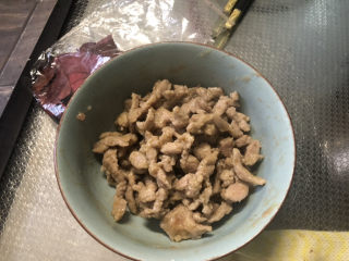 15、爆炒绿豆芽,沥油盛出备用