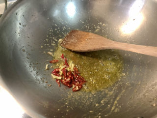 16、爆炒绿豆芽,留底油，下小米辣姜丝小火煸香