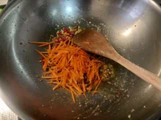 17、爆炒绿豆芽,下胡萝卜丝，中小火煸炒变软