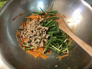 19、爆炒绿豆芽,下肉丝，中火翻炒半分钟