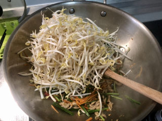 20、爆炒绿豆芽,转中大火，下绿豆芽，翻炒十来秒