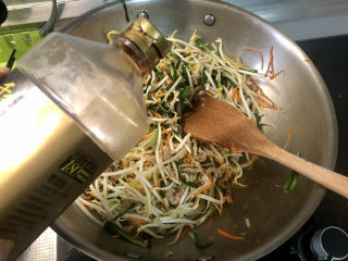 21、爆炒绿豆芽,加一汤匙生抽翻炒均匀