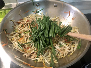 22、爆炒绿豆芽,下韭菜叶大火翻炒十来秒