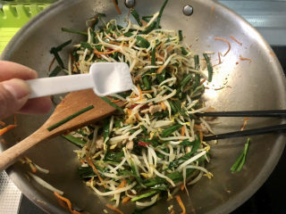23、爆炒绿豆芽,尝下咸淡，根据个人口味添加少许盐翻炒定味