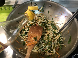 24、爆炒绿豆芽,沿锅边淋半汤匙香醋，翻炒均匀出锅