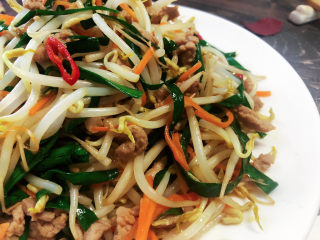 27、爆炒绿豆芽,这道小菜做法简单，颜色丰富，绿豆芽脆嫩，搭配猪肉韭菜胡萝卜，营养均衡，美味健康，喜欢的小伙伴们一起来试试吧????