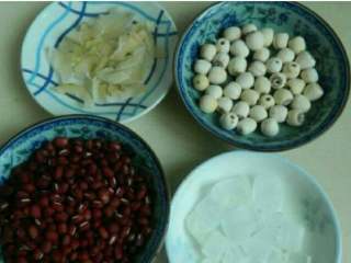 1、红豆莲子百合糖水,备好所有食材！