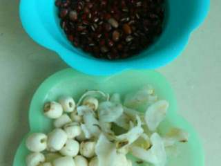 2、红豆莲子百合糖水,莲子百合，红小豆分别用清水浸泡3小时以上，泡好的莲子去莲心。