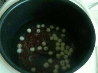 3、红豆莲子百合糖水,莲子，红豆放入电饭锅中加适量的清水，加盖按下煮汤。