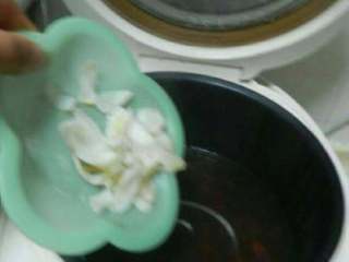 4、红豆莲子百合糖水,莲子小豆煮熟后再加入百合继续煮上10分钟。