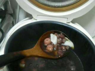 5、红豆莲子百合糖水,加入适量冰糖煮化，百合绵软即可食用！