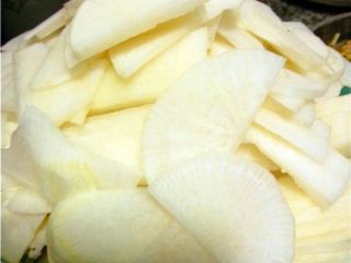 1、萝卜丸子,白萝卜洗净，削去萝卜皮，切片；