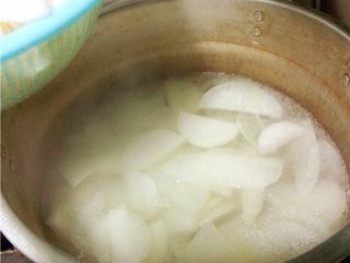 2、萝卜丸子,煮锅里倒入适量清水烧开，放入白萝卜片；清水里可调入适量盐、油；也可以不放油、盐，影响不大；