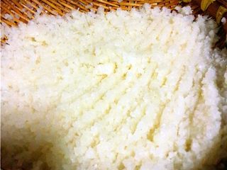 3、萝卜丸子,将煮熟的萝卜捞出，剁碎；