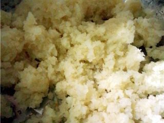 4、萝卜丸子,剁碎后的白萝卜使劲挤干水分；