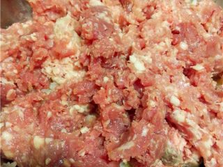 5、萝卜丸子,猪瘦肉洗净，拭干水分剁碎；