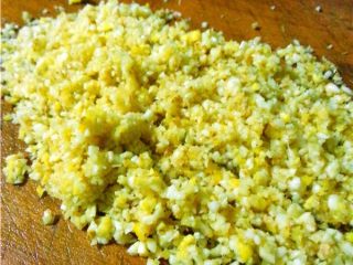 6、萝卜丸子,姜蒜洗净后，也剁碎处理；