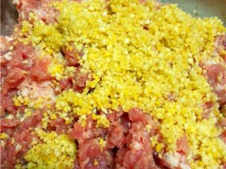 8、萝卜丸子,肉末里调入姜蒜碎；