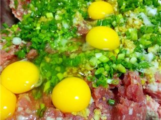 11、萝卜丸子,磕入鸡蛋；