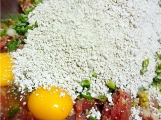 12、萝卜丸子,调入适量淀粉，建议淀粉少量少量的加；