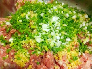 10、萝卜丸子,调入适量盐；