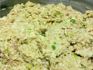 13、萝卜丸子,调入萝卜碎，将萝卜肉馅混合，并搅拌均匀，肉末起胶后放进冰箱冷藏室放置12个小时左右；