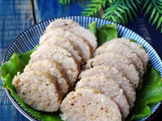 17、萝卜丸子,蒸熟的丸子可立即食用，也可放在冷冻室，随吃随取。冷冻后的肉丸子需切片摆盘后，再上锅蒸熟。