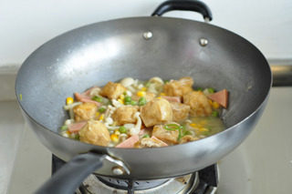 11、油豆腐塞肉,水淀粉勾芡即可