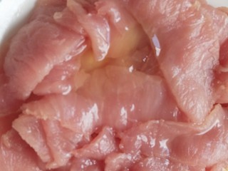 2、砂锅水煮肉片,加入蛋清，盐