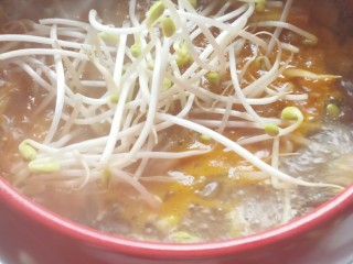 14、砂锅水煮肉片,继续加入豆芽