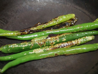 2、烧椒茄子,青椒炒至表面微焦成虎皮即可，即所谓的烧椒