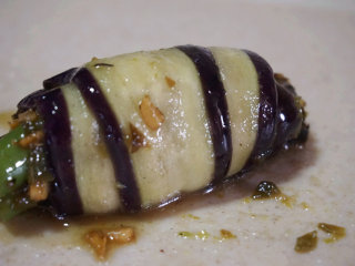 7、烧椒茄子,一根刚刚包裹好的烧椒茄子